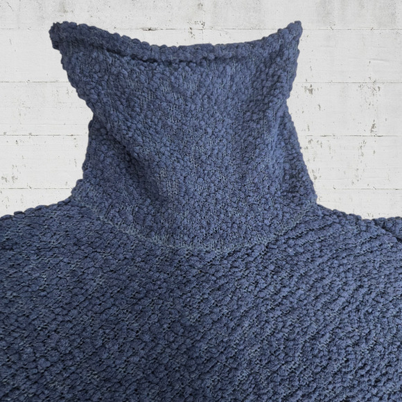 Romeo & Juliet Navy Boucle Chenille Turtleneck Poncho Cape Sweater Size Medium - Picture 4 of 9